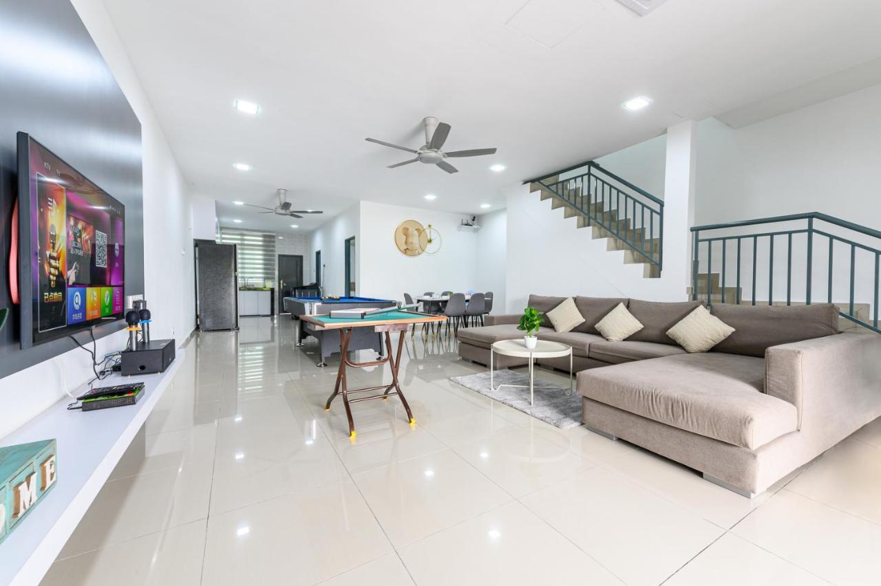Holiday home 10-14pax 4br Double Storey House Port Dickson